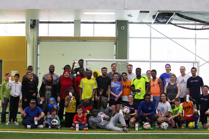 Membres de GenNext de CWB National Leasing, de PwC Canada et du Conseil GenNext de Winnipeg jouant au soccer avec des réfugiés