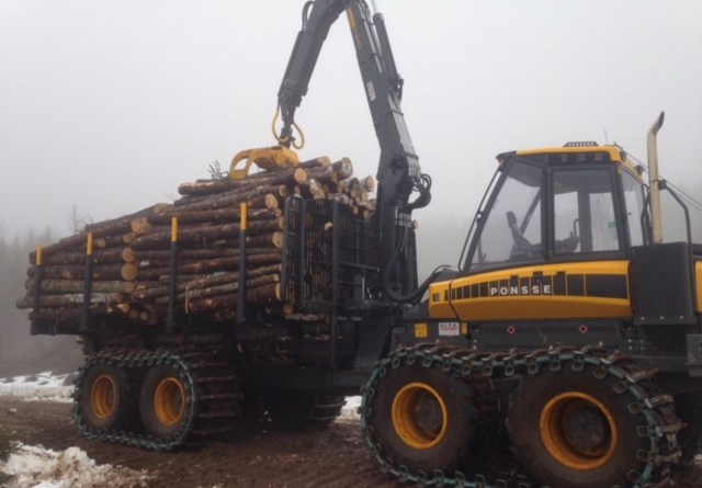 Photo d'un porteur de billes de bois que L.G. MacGillivary & Sons Lumber finance à CWB National Leasing.