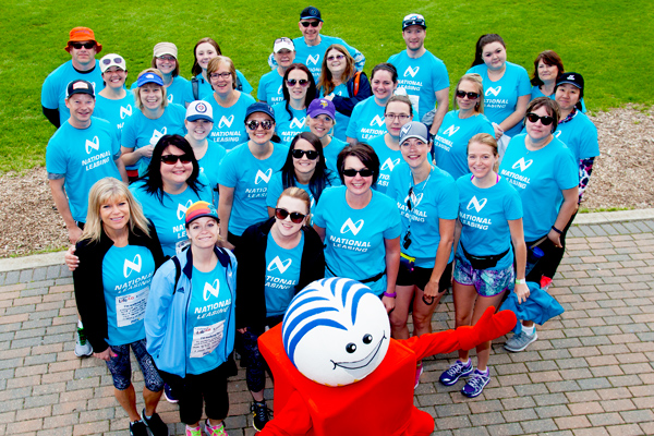 L’équipe Challenge for Life de CWB National Leasing avant la marche le 11 juin