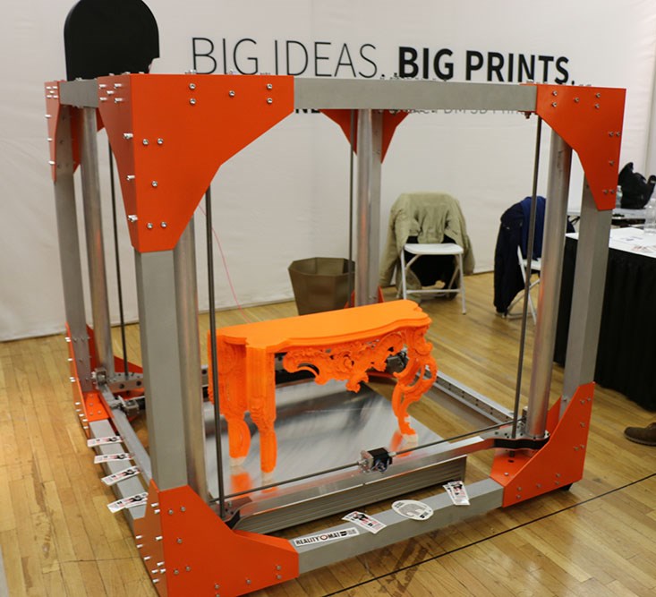 Photo d'une imprimante 3D créant un banc de style ancien