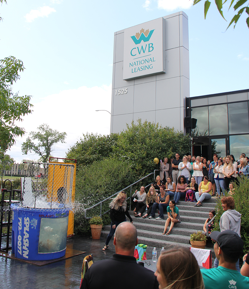 Un souvenir du barbecue de fin d’été de CWB National Leasing, avec l’activité de « plongeon dans le baril » pour recueillir des fonds pour Centraide.