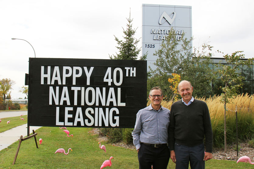 Michael Dubowec (à gauche) et Tom Pundyk célébrant la 40e année en affaires de CWB National Leasing.