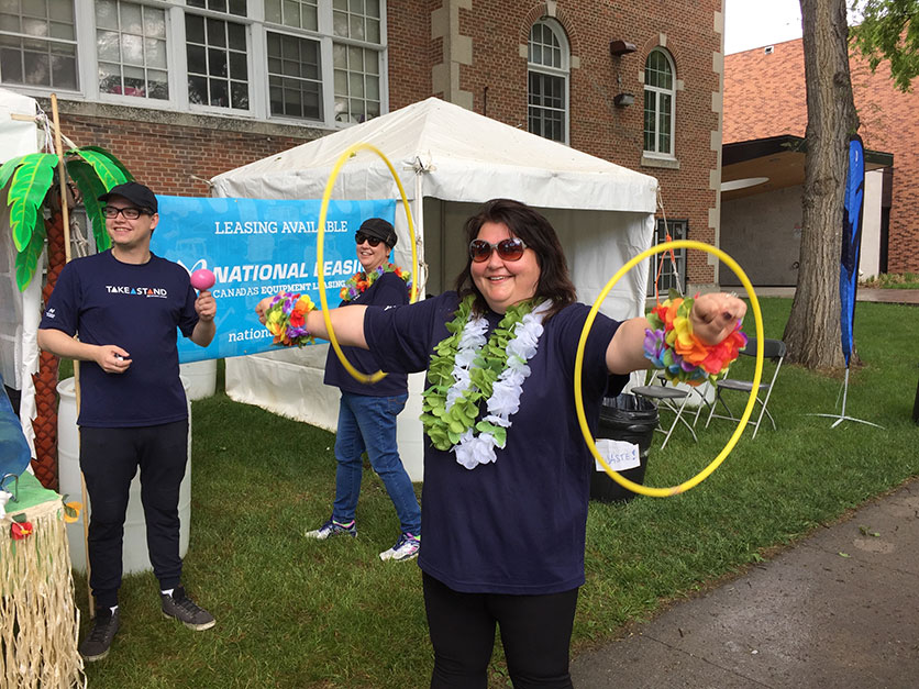 Caroline Thomas s'apprête à encourager les marcheurs au relais de CWB National Leasing