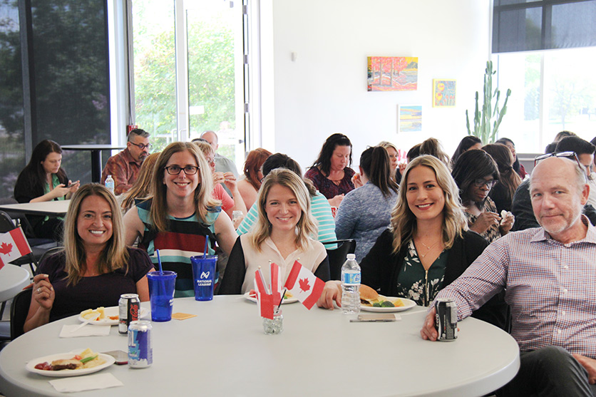 Pause-repas - Membres du personnel de CWB National Leasing à une réunion mensuelle