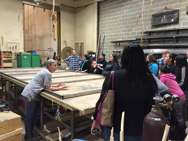 Des familles de The Winnipeg Boldness Project se renseignent sur la construction de décors au Royal Manitoba Theatre Centre avant d'assister à un spectacle