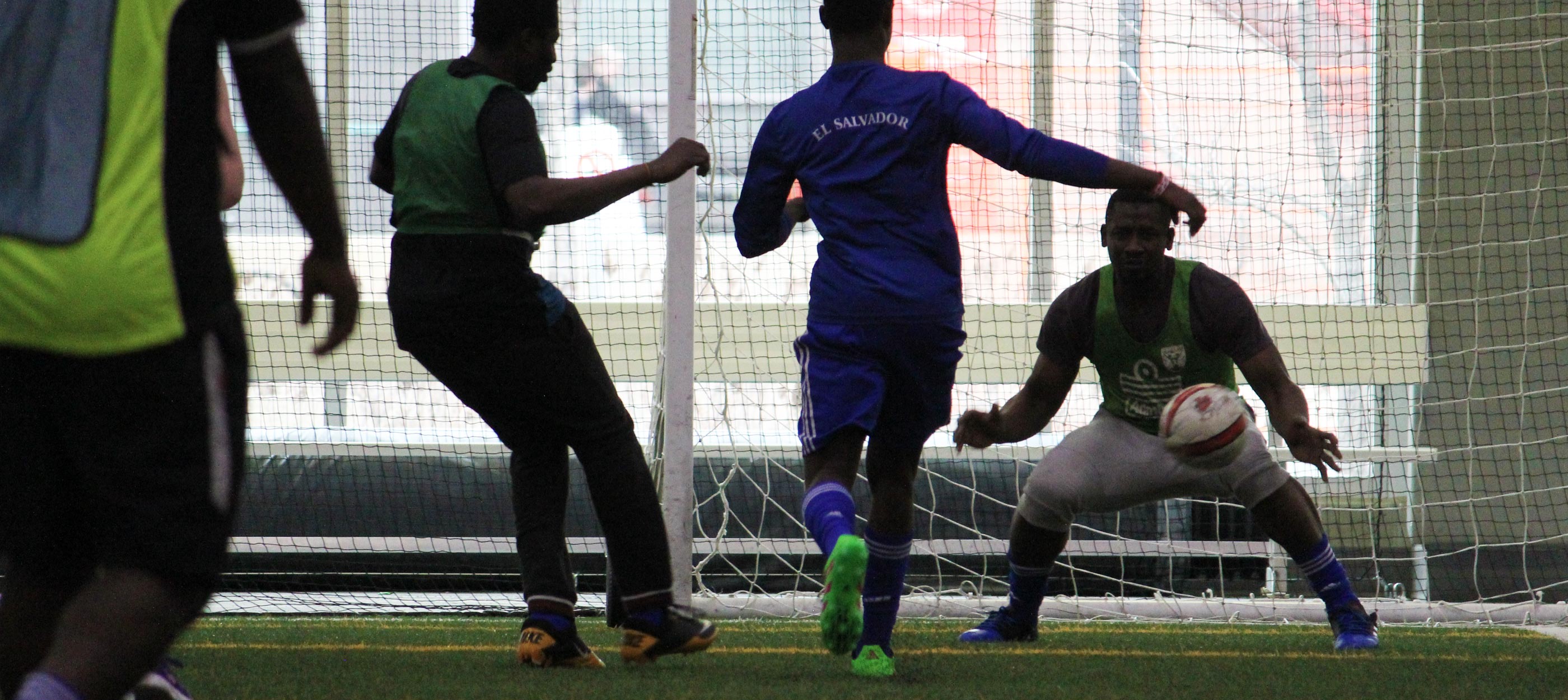 Employés de CWB National Leasing souhaitant la bienvenue à de nouveaux arrivants dans le besoin avec un match amical de soccer