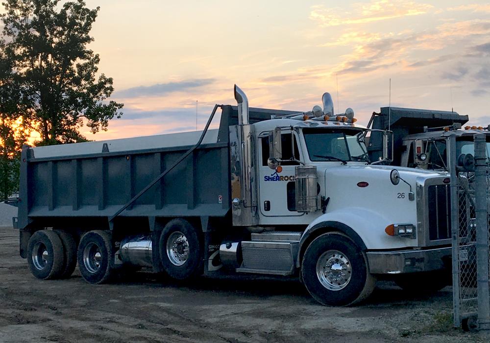 Une photo du camion benne Peterbilt que SheaRock Construction Group a pris en crédit-bail à CWB National Leasing