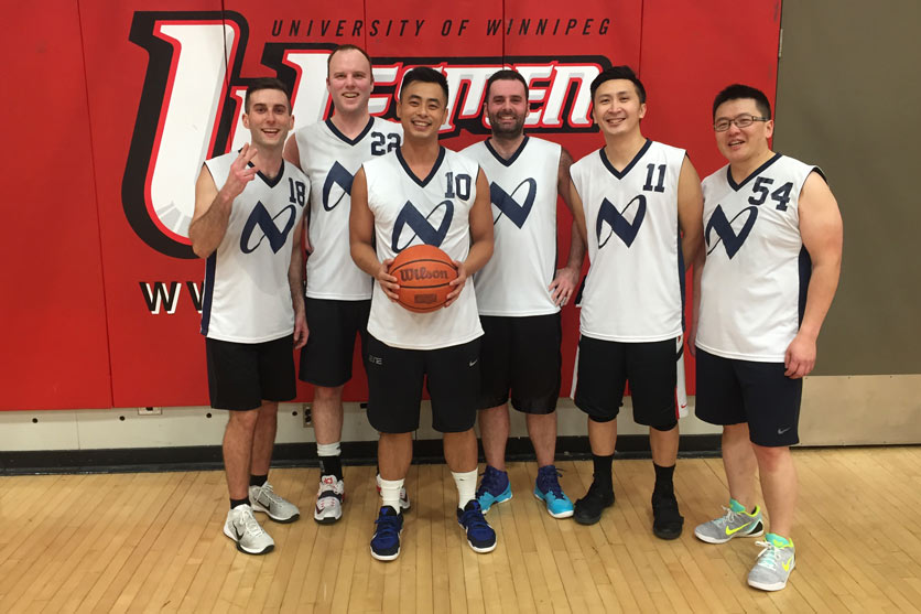 Matt Bedard (à gauche) avec l'équipe de basket-ball masculine de CWB National Leasing